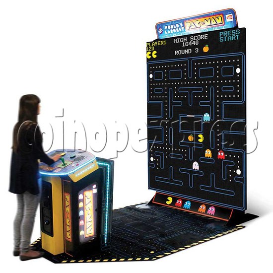 World’s Largest PAC-MAN Arcade Machine - play view 1