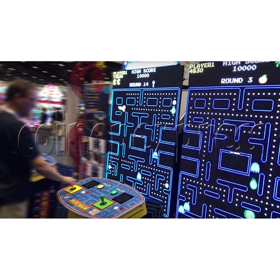 World’s Largest PAC-MAN Arcade Machine - play view 2