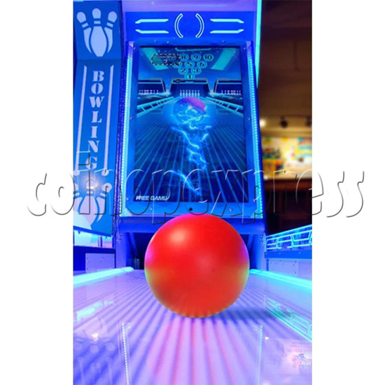 Bowling Champ Video Game Ticket Redemption Machine (Standard Edition) play view 1